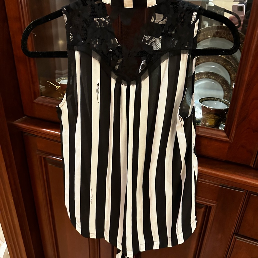Guess bottom down sleeveless top. Ties at bottom, back has lace on top